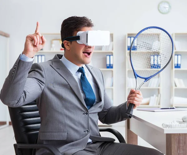 Pengusaha bermain virtual reality tennis di kantor dengan VR gog — Stok Foto