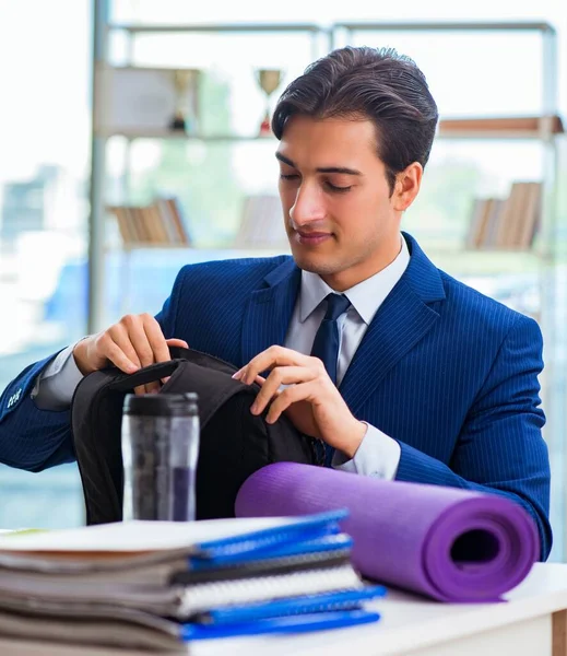 Mann bereitet sich im Büro auf Sportpause vor — Stockfoto