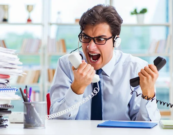 Olycklig arg call center arbetare frustrerad med arbetsbelastning — Stockfoto