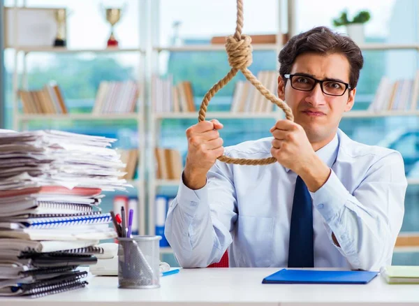 Ongelukkige zakenman die denkt zichzelf op te hangen in het kantoor — Stockfoto