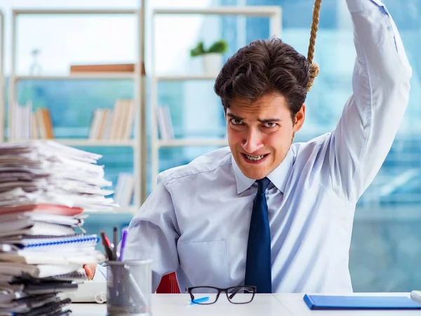 Ongelukkige zakenman die denkt zichzelf op te hangen in het kantoor — Stockfoto