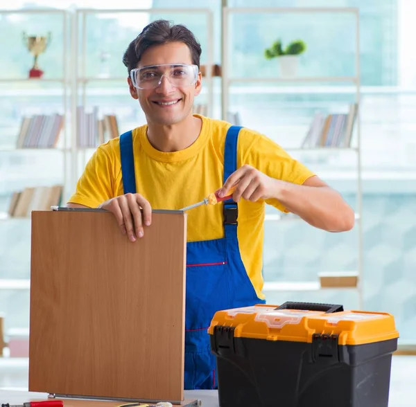 Mobiliário carpinteiro trabalhando na oficina — Fotografia de Stock