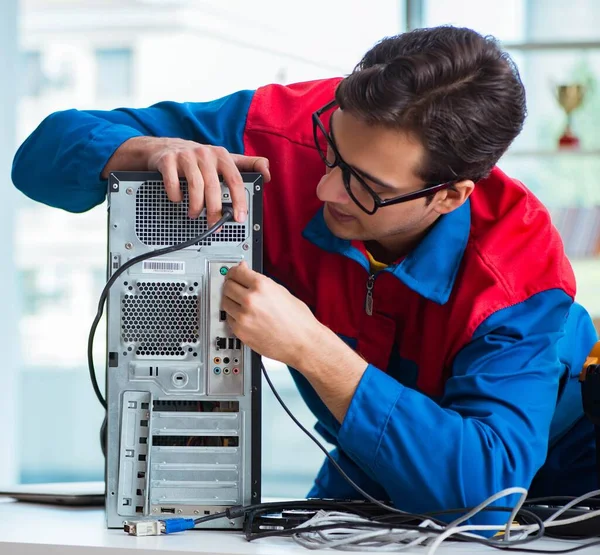 Reparador de computador trabalhando na reparação de computador em oficina de TI — Fotografia de Stock