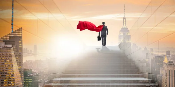 Biznesmen superbohater sukces w koncepcji drabiny kariery — Zdjęcie stockowe