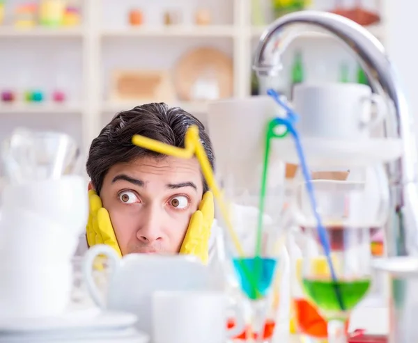 Homem frustrado por ter que lavar pratos — Fotografia de Stock