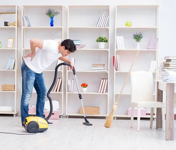 Hombre haciendo limpieza en casa —  Fotos de Stock