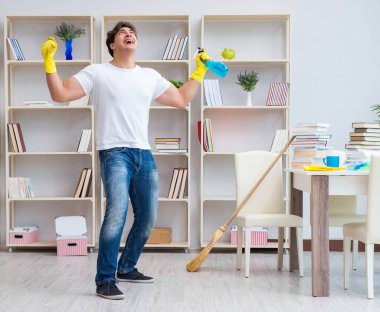 Adam evi temizliyor.