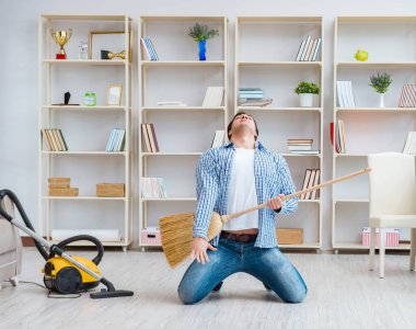 Adam evi temizliyor.