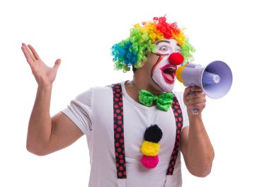 Beyaz arka planda izole edilmiş megafonlu komik bir palyaço.