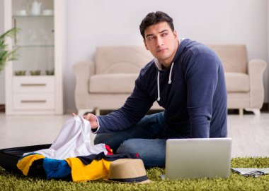 Tatil gezisini haritayla planlayan adam