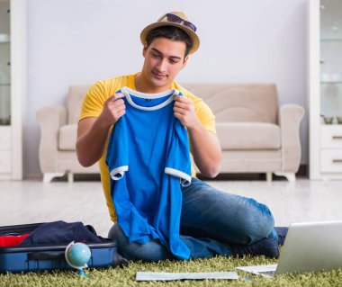 Tatil gezisini haritayla planlayan adam