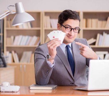 İşadamı işte kumar oynuyor.