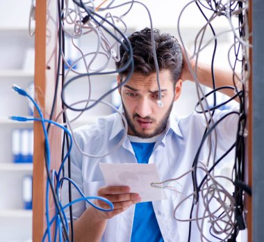 IT atölyesindeki ağ onarımında çalışan bilgisayar tamircisi