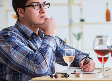 Profesyonel şarap garsonu kırmızı şarap tadıyor.