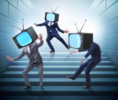 İnsan ve televizyon yerine medya zombisi kavramı