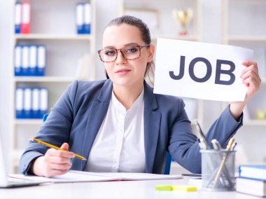 İş kadını yeni çalışanlar işe alıyor.