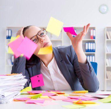 Ofiste çelişkili öncelikleri olan iş kadını.