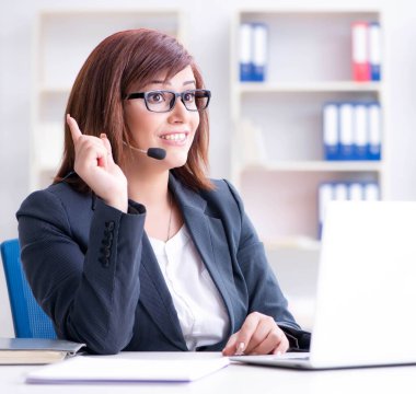 Müşterilerle çalışan çağrı merkezi operatörü