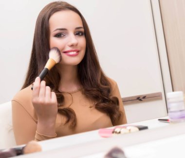 Güzellik anlayışı olan genç bir kadın.