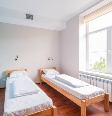 Oteldeki ikiz yatak odası.