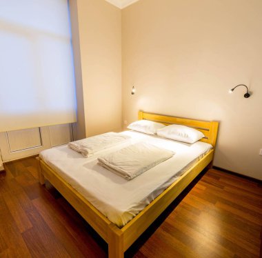 Otelde çift kişilik yatak.