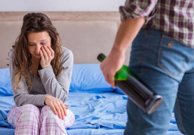 Sarhoş alkoliklerle aile içi şiddet kavramı