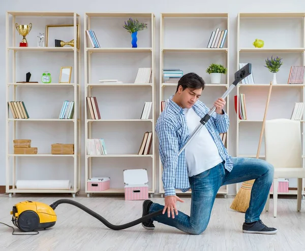 Homem fazendo limpeza em casa — Fotografia de Stock