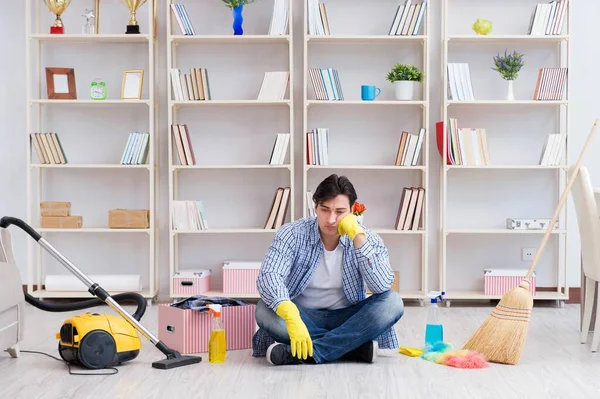Człowiek sprzątający w domu. — Zdjęcie stockowe