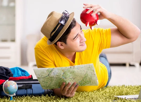 Tatil gezisini haritayla planlayan adam — Stok fotoğraf