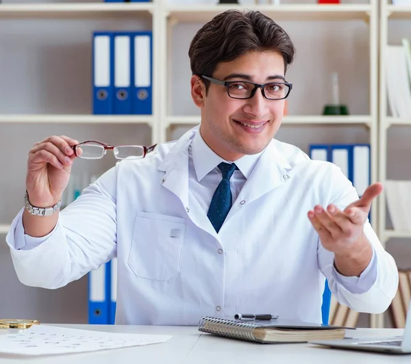 O médico oftalmologista prescrevendo segurando óculos ópticos — Fotografia de Stock