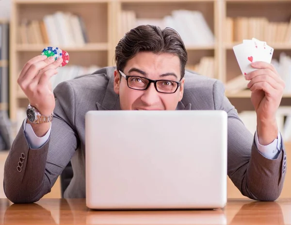 El hombre de negocios jugando a las cartas en el trabajo —  Fotos de Stock