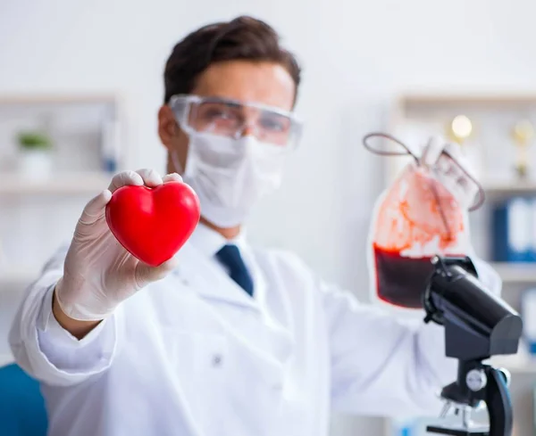Лікар, який працює з зразками крові в лабораторії клініки — стокове фото