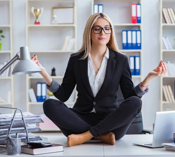 Affärskvinna frustrerad meditera på kontoret — Stockfoto