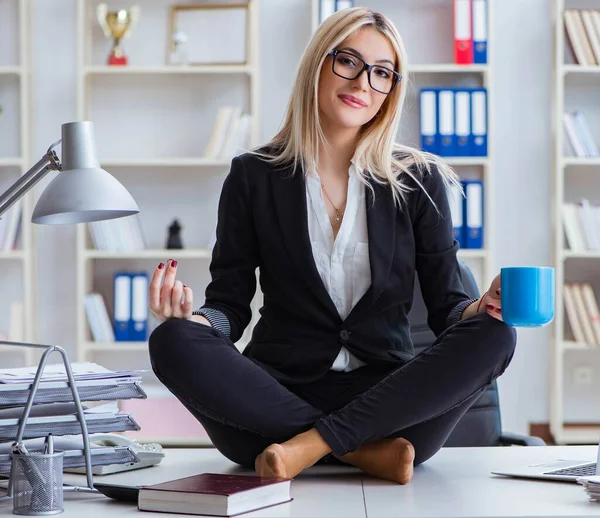 Bizneswoman sfrustrowana medytacją w biurze — Zdjęcie stockowe