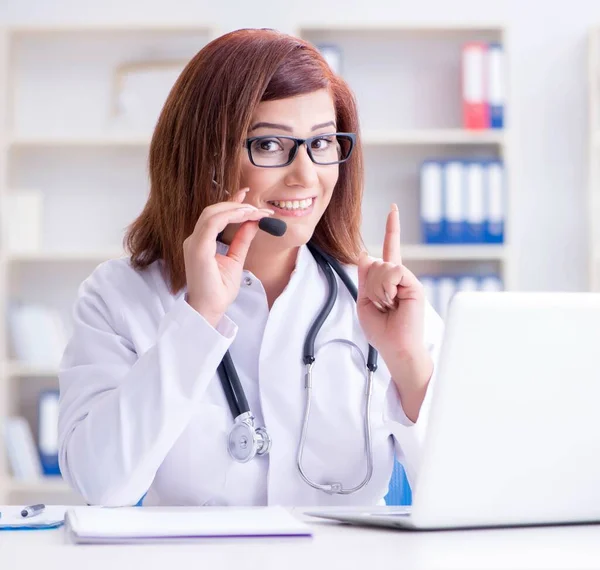 The woman doctor in telemedicine concept — Stock Photo, Image