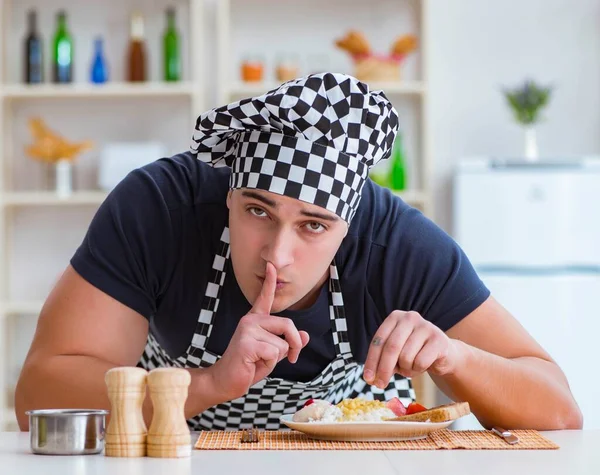 The chef cook cooking a meal breakfast dinner in the kitchen — Stock Image The chef cook cooking a meal breakfast dinner in the kitchen Stock Photo