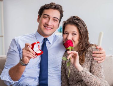 Evlilik teklifi yapan bir adamın romantik konsepti.