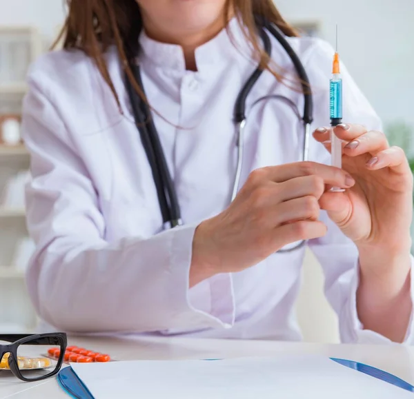 Médico con jeringa en el hospital — Foto de Stock