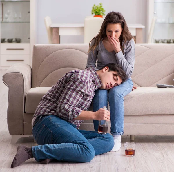 Alkohol problém opilý manžel muž v mladém rodinném konceptu — Stock fotografie