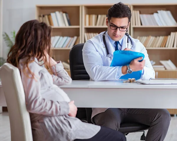 Mulher grávida visitante médico para consulta — Fotografia de Stock