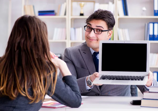 Rencontre d'affaires entre homme d'affaires et femme d'affaires — Photo