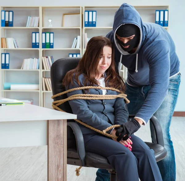 Kriminelle nehmen Geschäftsfrau als Geisel im Amt — Stockfoto