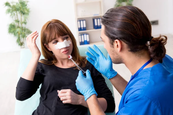 Giovane bella donna in visita medico in chirurgia plastica concetto — Foto Stock