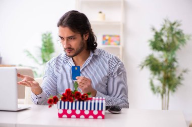 Başarılı genç adam internet üzerinden evlenme teklif ediyor.