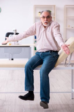 Yaşlı adam ölü doktoru ziyaret ediyor.