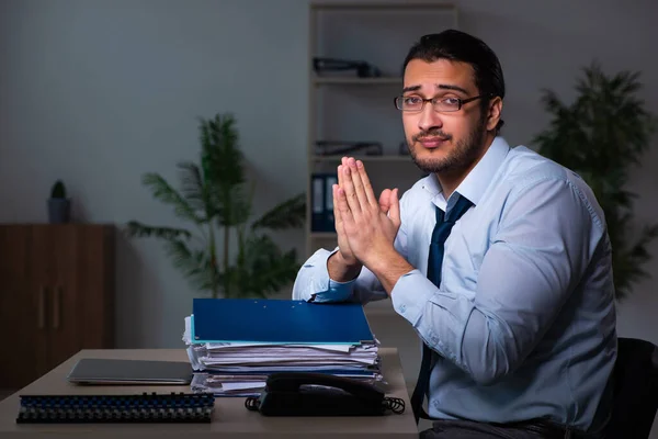 Jeune homme d'affaires travaillant tard dans le bureau — Photo