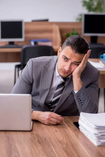 Joven empleado masculino que trabaja en la oficina — Foto de Stock