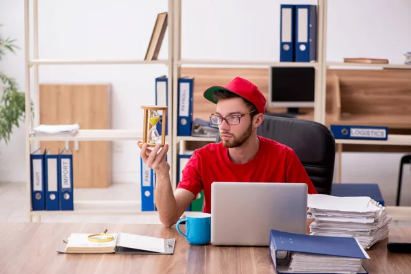 Joven con gorra roja sentado en la oficina — Foto de Stock