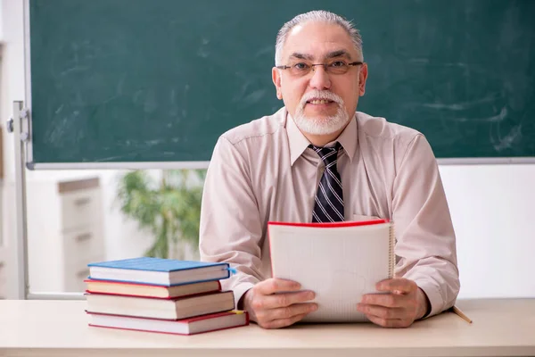 Oude mannelijke leraar in de klas — Stockfoto