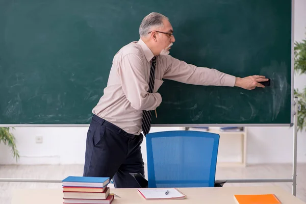 Vieux professeur masculin dans la classe — Photo